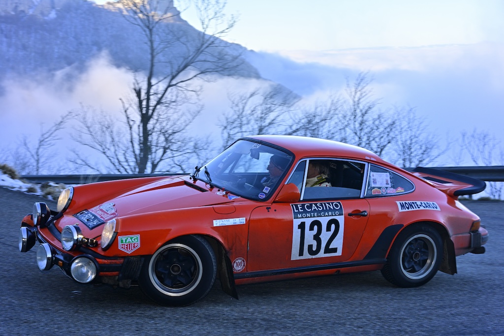 Paul O’Kane og Tage Gejl betalte fuld pris for at tage den forkerte vej med deres Porsche 911 fra 1976. I Rallye Monte-Carlo Historique er de nu røget ned fra nr. 50 til nr. 134.
(Foto: Michael Eisenberg)